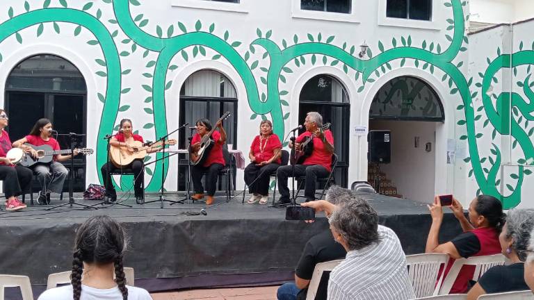 El Taller de Guitarra CPM presentó una repertorio de canciones de antaño para el público presentes en el Festivla Sotavento Escénico que se celebró en el Museo de Arte de Mazatlán.