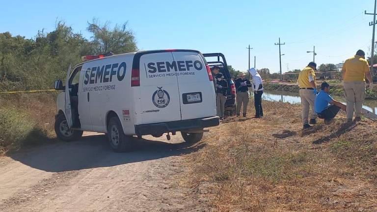 Personal del Semefo recoge un cuerpo encontrado en el Canal Siete, en Navolato.