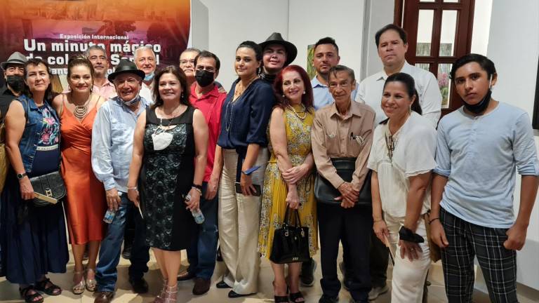Artistas comparten su obra en la Galería Frida Kahlo.