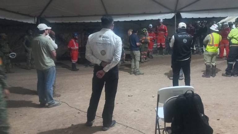 Las labores se mantienen en turnos de cuatro horas continuas en grupos de trabajo de 50 personas entre trabajadores, expertos de Gobierno Federal y el sector minero.