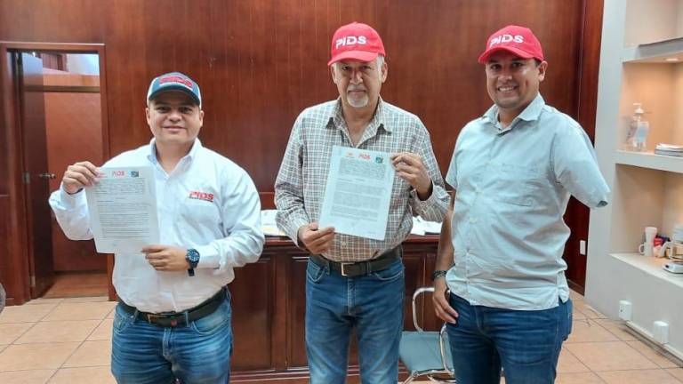 David Vargas Rodríguez y el Alcalde Raúl Díaz Bernal muestran los convenios firmados.