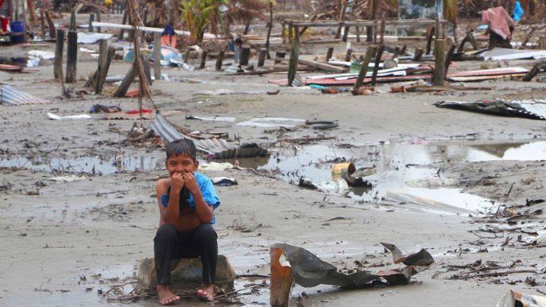 Kevin, de 7 años, regresó con su madre a su comunidad en Wawa Bar y sólo encontró los escombros de lo que fue su hogar.