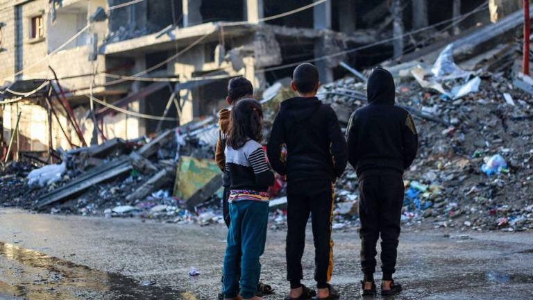 Unos niños frente a una casa demolida por un bombardeo en la ciudad de Rafah, al sur de la Franja de Gaza.