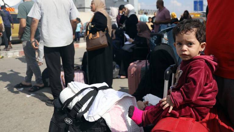 Familias huyen de sus hogares en Rafah, en el extremo sur de la Franja de Gaza.