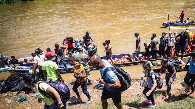 Los migrantes cruzan el río Chucunaque en la selva del Darién.