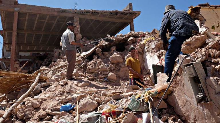 Residentes buscan entre los escombros de las casas destruidas en Tahanaout, al sur de Marrakech.