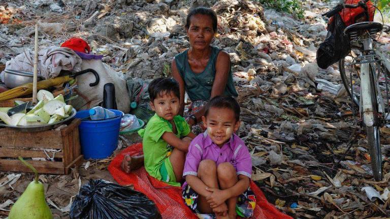 Niños de una familia sin hogar con pocas estructuras de apoyo social en la ciudad de Yangon, en Myanmar.