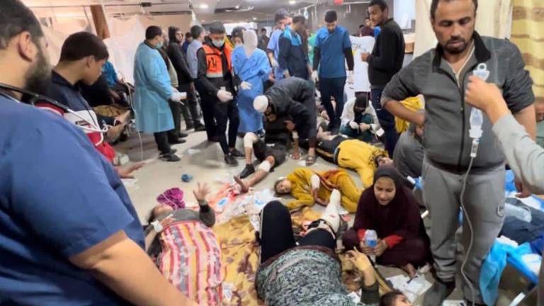 Heridos en los bombardeos israelíes esperan ser atendidas en el hospital Al-Shifa, en la ciudad de Gaza.