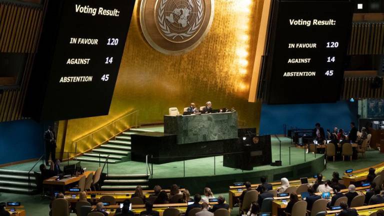 Los miembros de la Asamblea General votan una resolución en la reanudación de la 10ª Sesión Especial de Emergencia sobre la situación en los Territorios Palestinos Ocupados.