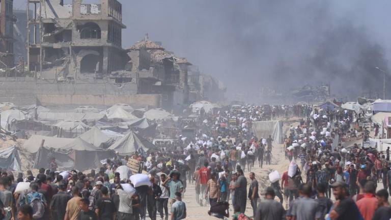 Palestinos en el norte de Gaza esperando recibir ayuda alimentaria luego de la llegada de camiones con suministros vitales.