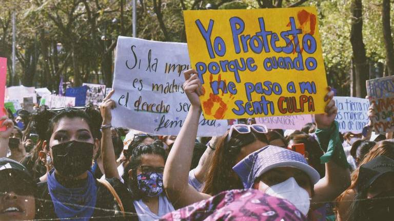 Marchas por el Día Internacional de la Mujer, #8M, en Ciudad de México. En uno de los carteles se puede leer: Yo protesto porque cuando me pasó a mí, sentí culpa.