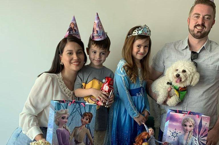 Es ‘Elsa’ en su cumpleaños