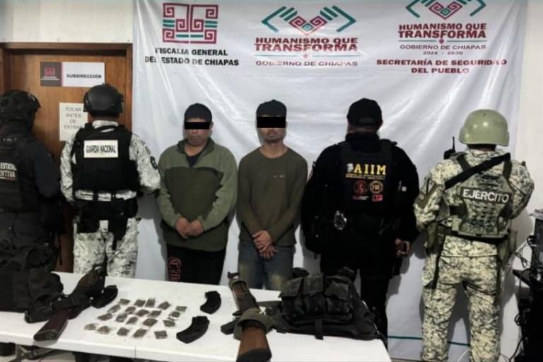 Detienen a dos hombres originarios de Guatemala con armas y droga en Frontera Comalapa, Chiapas