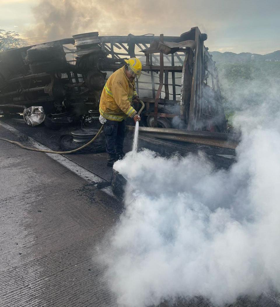 $!Tráiler vuelca y se incendia a la altura del puente del río Baluarte