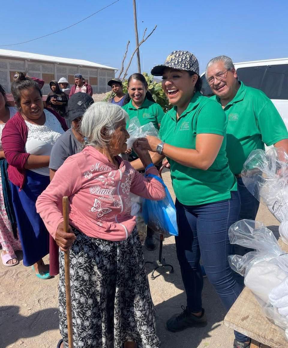 $!Los adultos mayores recibieron también su donación.