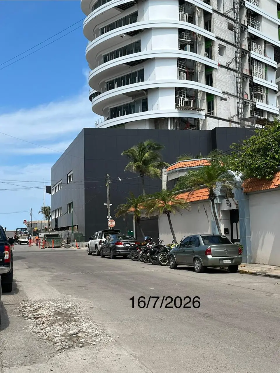 $!Vecinos de Mazatlán preparan pastel para celebrar que Jumapam tiene un año sin reparar zanja