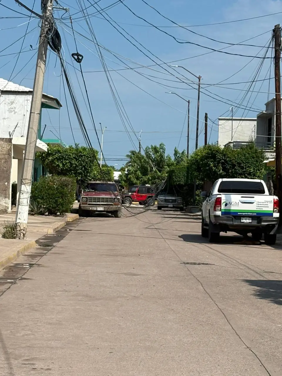 $!Góndola derriba postes y deja sin luz a colonias de El Rosario por más de 3 horas