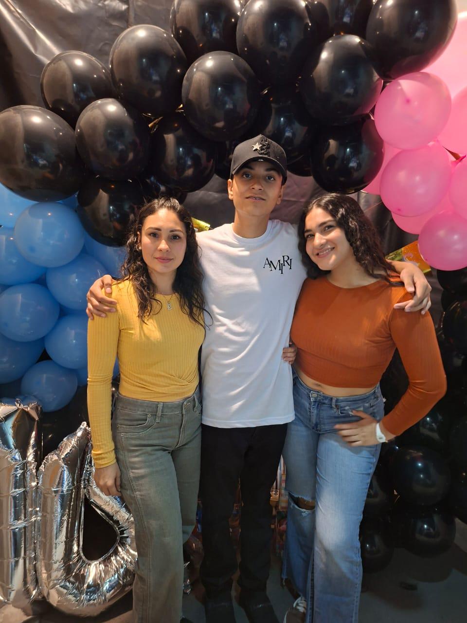 $!El cumpleañero con sus tías Yésica y Vanessa Martínez Carrasco.