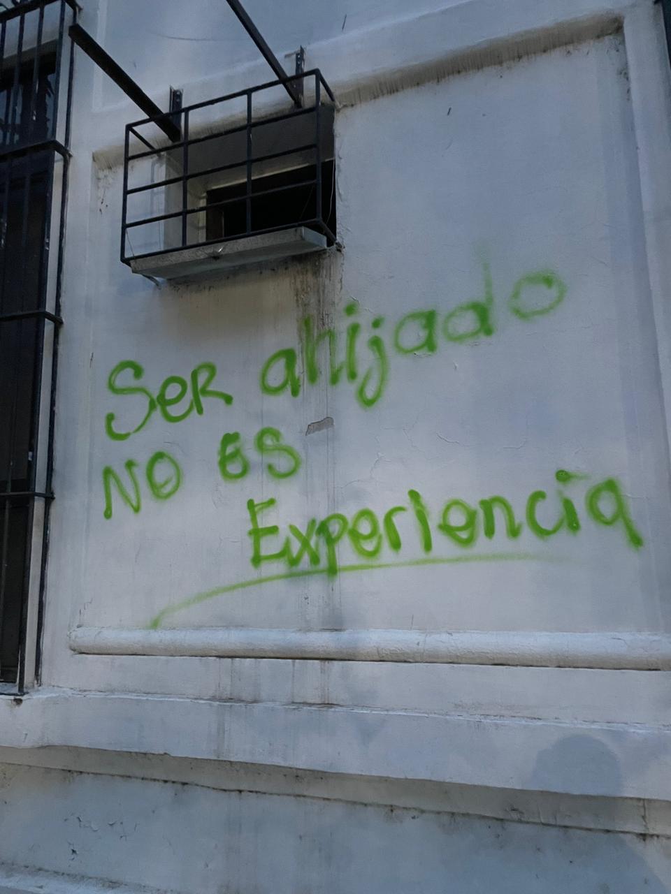 $!Pintan el ISJU tras polémica carrera durante manifestación del Día de las Víctimas de Desaparición