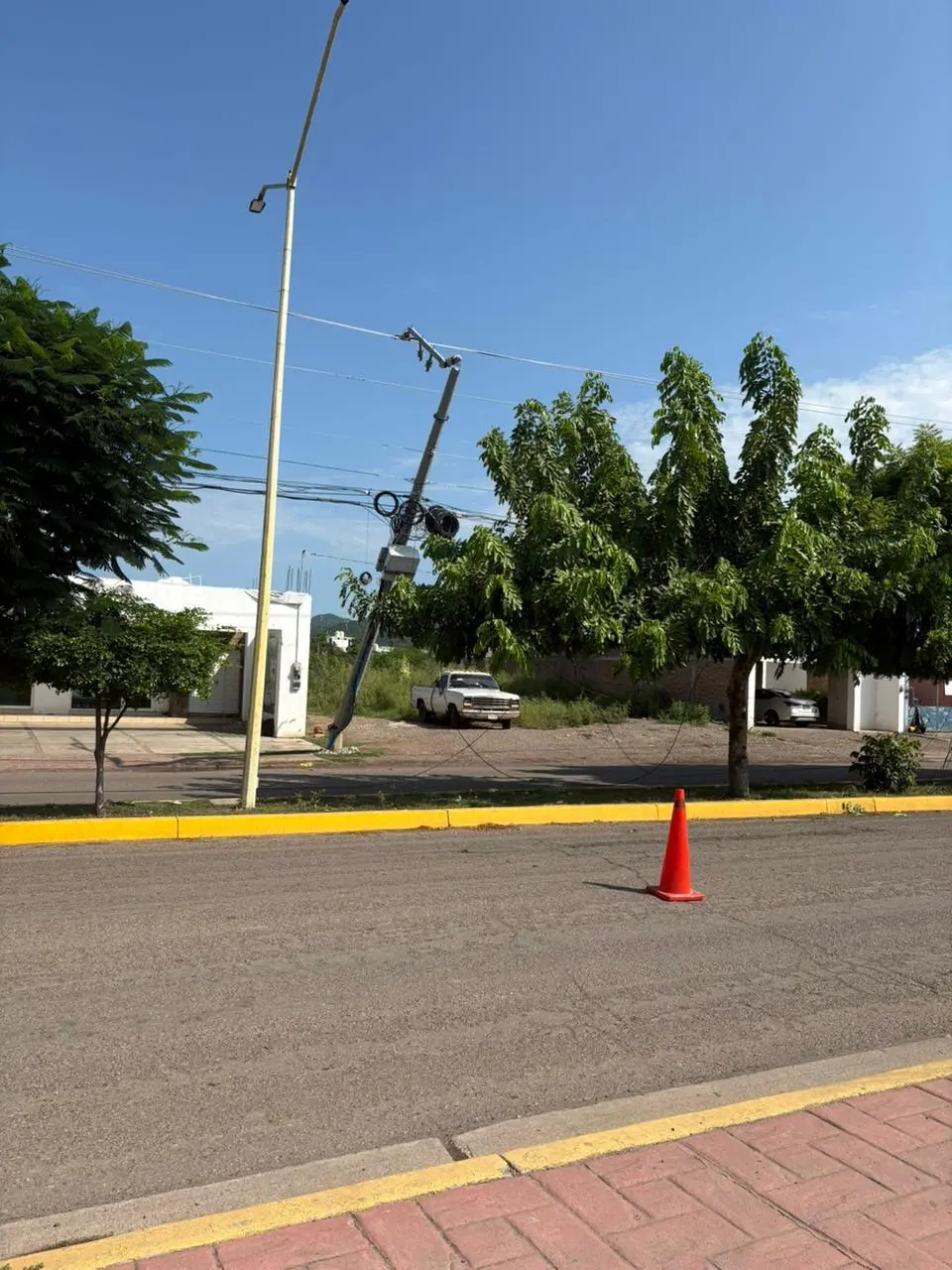 $!Góndola derriba postes y deja sin luz a colonias de El Rosario por más de 3 horas