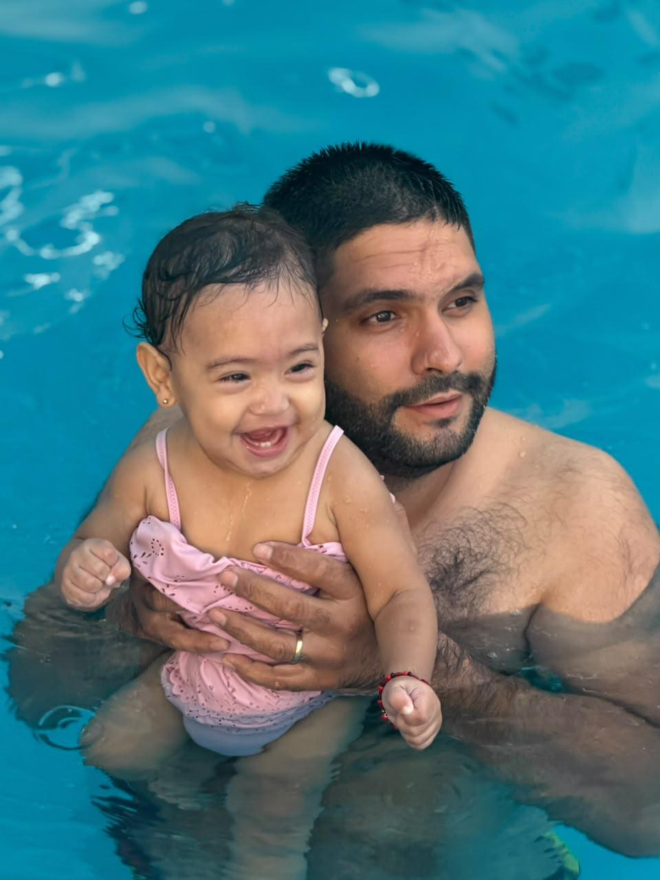 $!Samara Valentina disfrutó de un divertido momento en la piscina junto a su papá, Abel García.