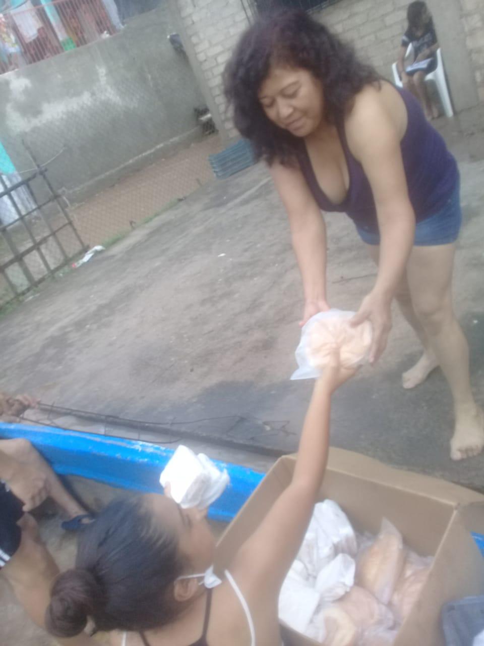 $!Por inundaciones, hasta en canoa llevan alimentos a damnificados en Agua Verde, Rosario