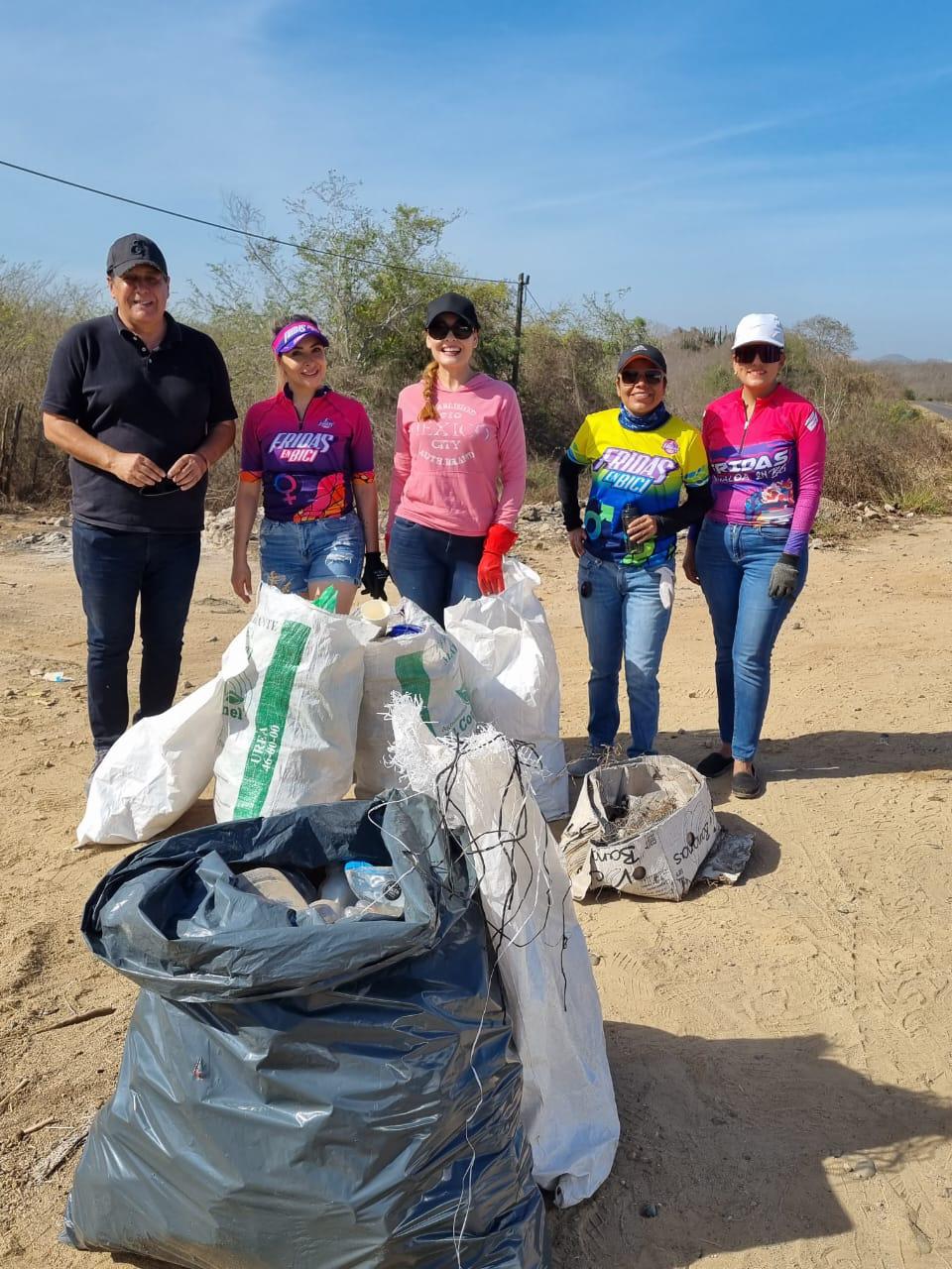 $!Fridas en Bici Sinaloa limpian carretera entre El Habal y Puerta de Canoas, en Mazatlán
