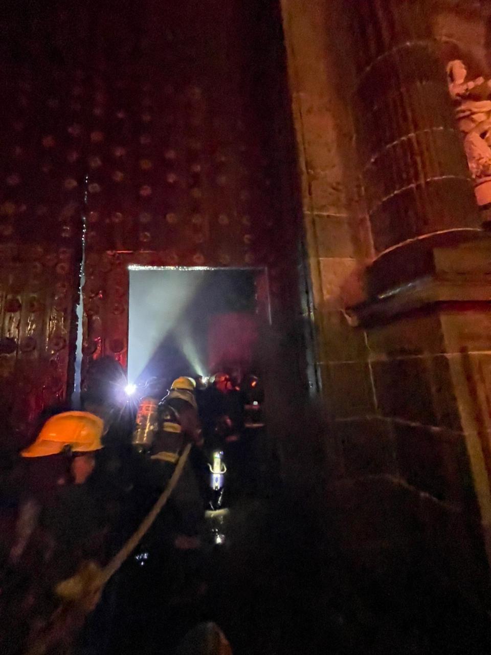 $!Incendian portón de la Catedral de Puebla; Fiscalía investiga ataque