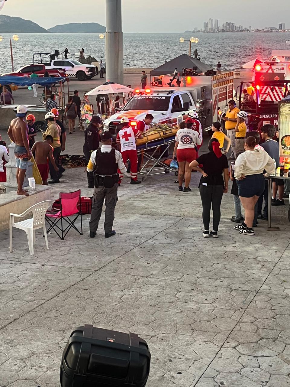 $!Rescatan a adulto mayor tras caer a zona rocosa del Clavadista, en Mazatlán