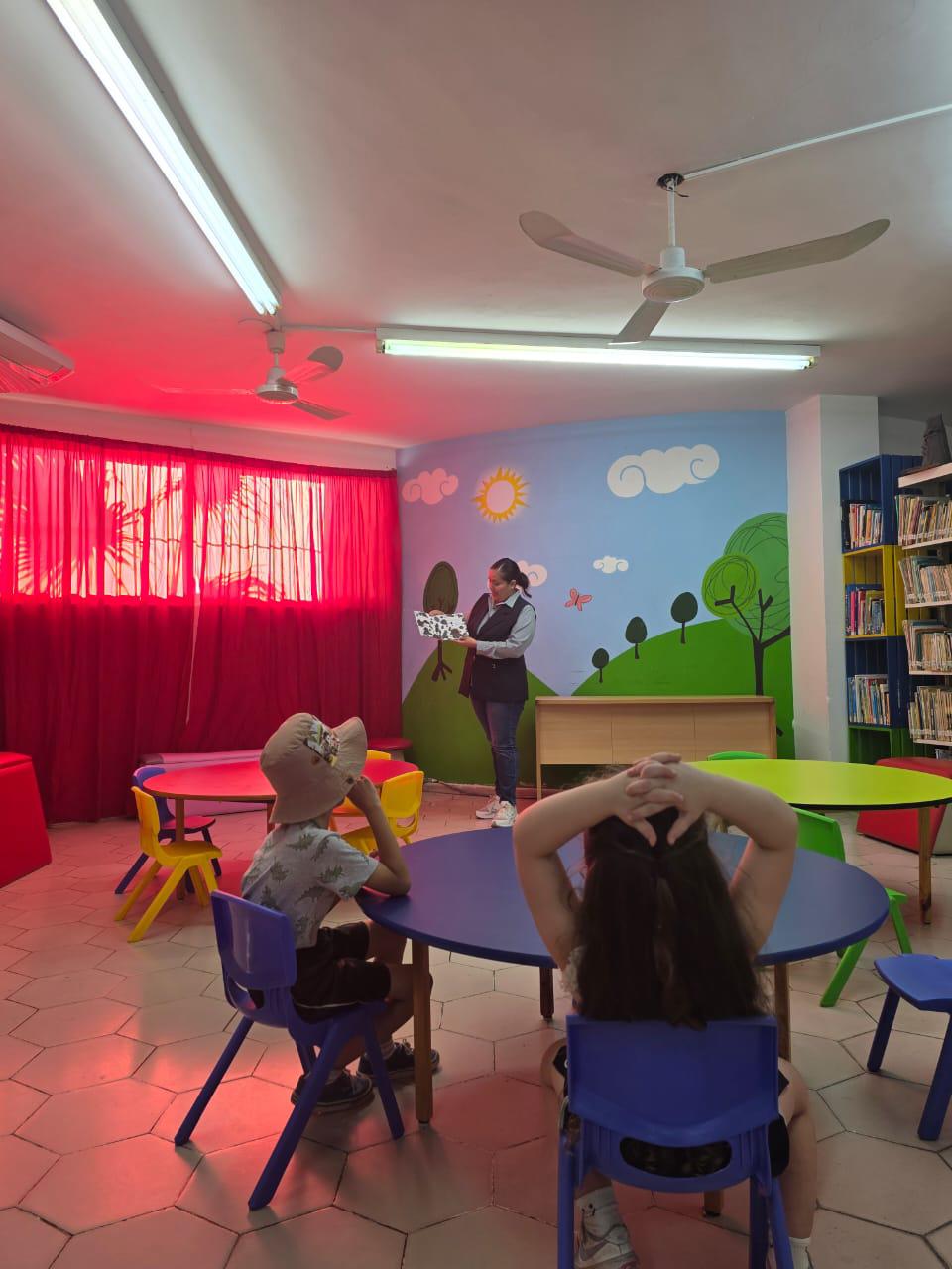 $!Los niños se sumergen en los libros.