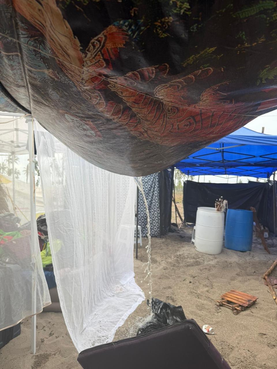 $!Lluvia sorprende a ‘playeros’ de la Fiesta del Mar de Las Cabras, en Escuinapa