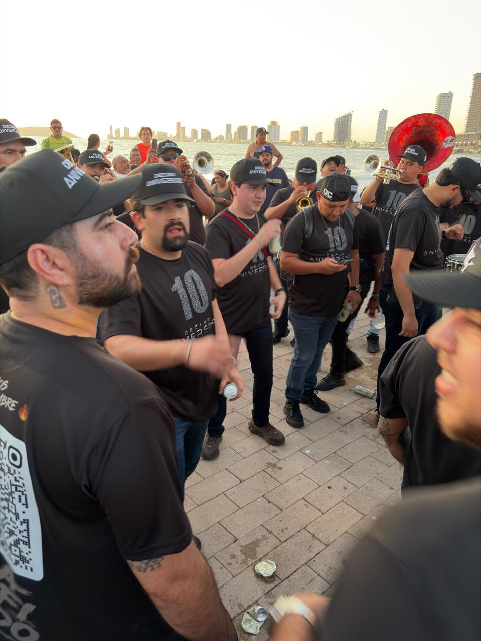 $!Los integrantes de Grupo Clasificado convivieron con sus seguidores durante el recorrido por el paseo costero.