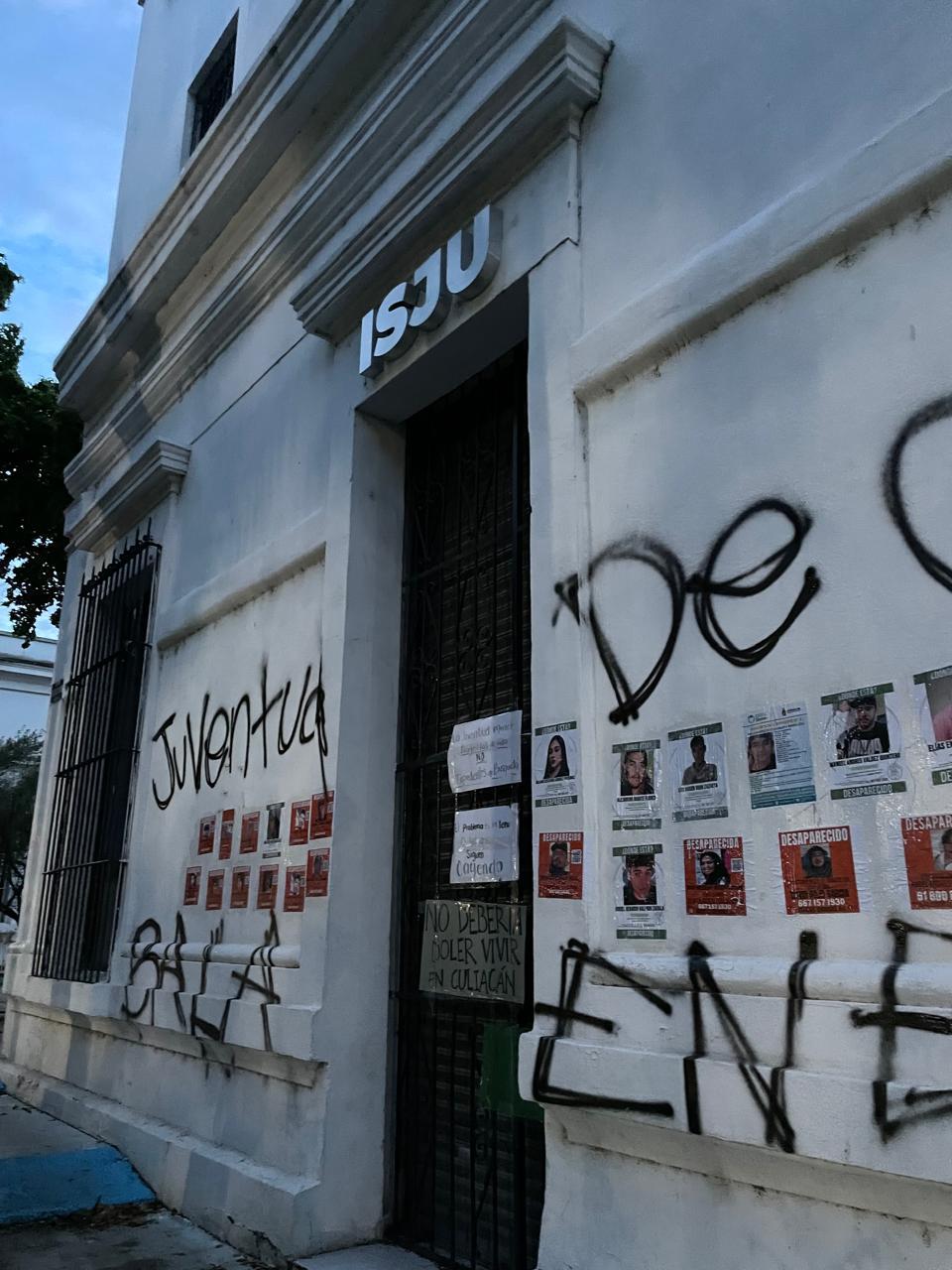 $!Pintan el ISJU tras polémica carrera durante manifestación del Día de las Víctimas de Desaparición