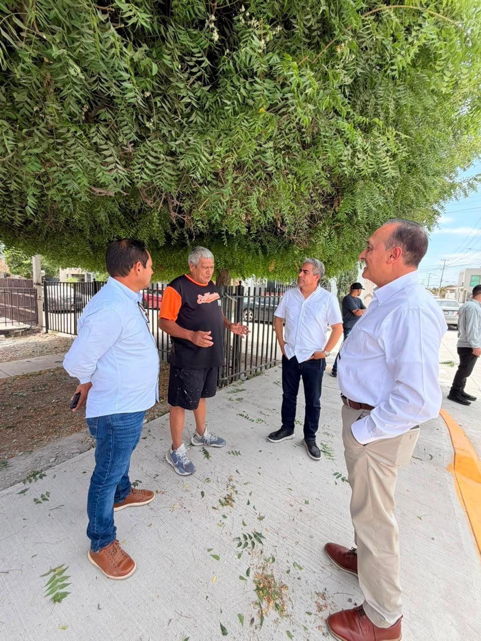 $!Supervisa Alcalde de Ahome la calle Ramón Valdez, obra terminada con concreto hidráulico