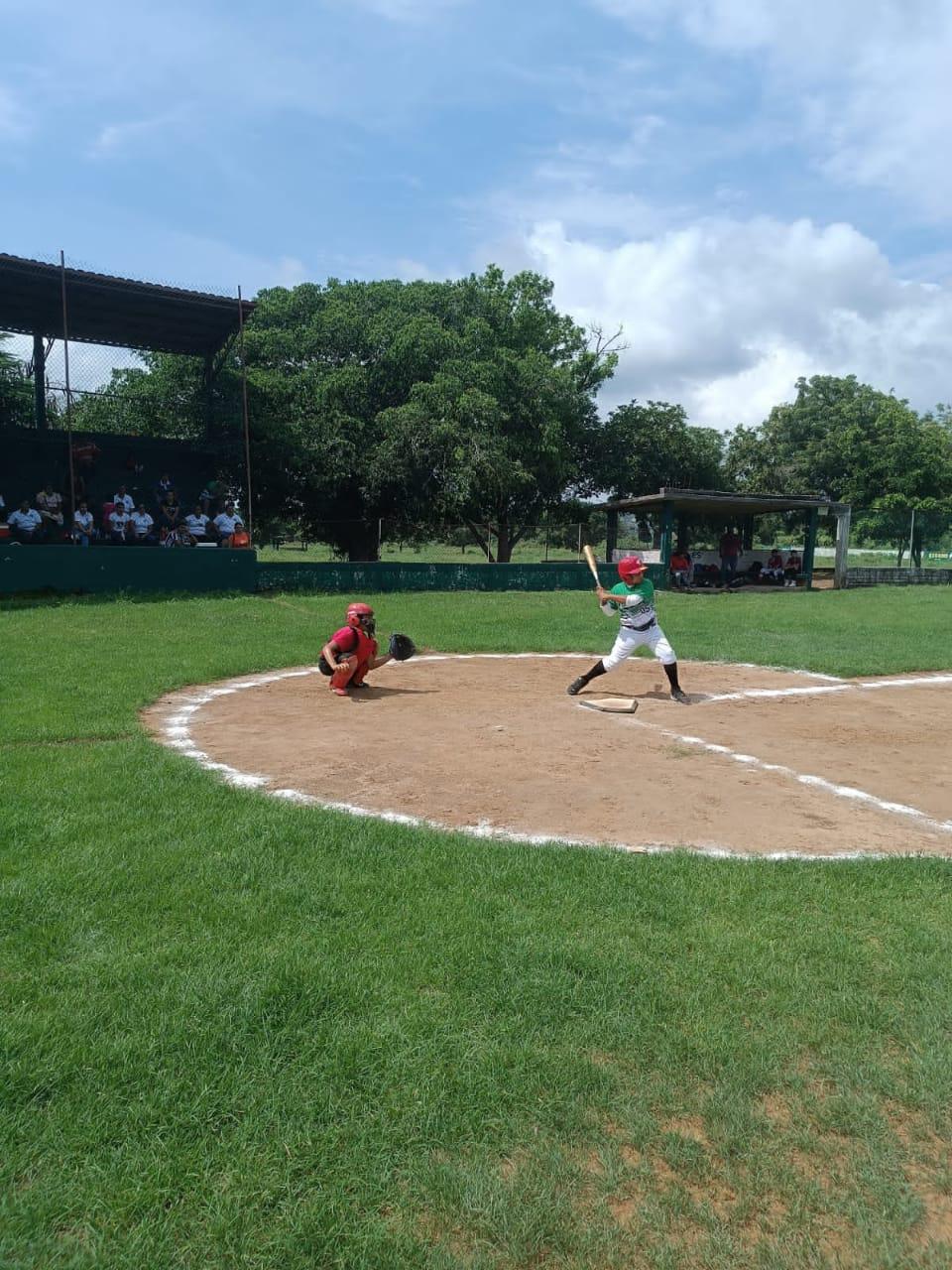 $!Peloteritos del Pelikanos se alistan para competir en la Copa del Pavo