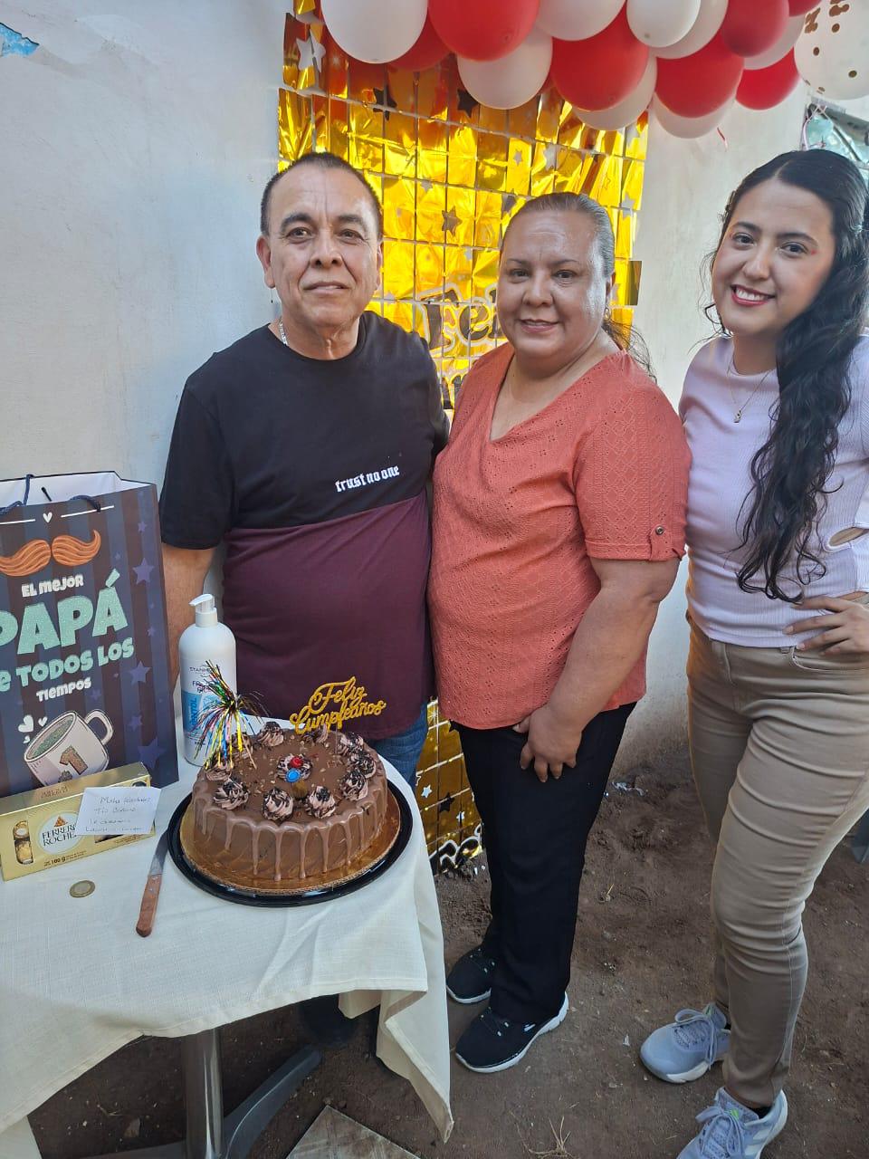 $!Lourdes Aguilar y Laura Ontiveros felicitaron a Biviano López.