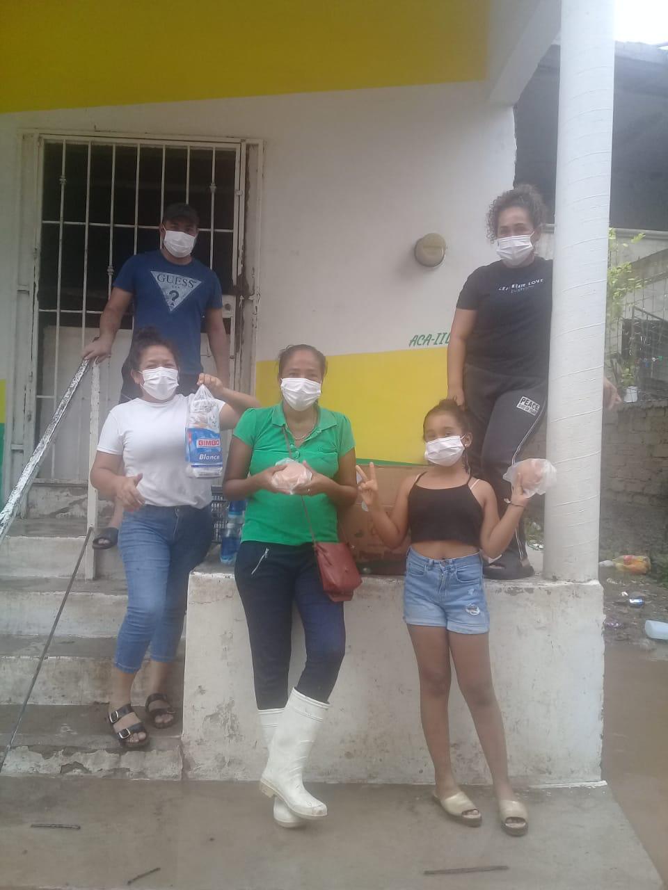 $!Por inundaciones, hasta en canoa llevan alimentos a damnificados en Agua Verde, Rosario