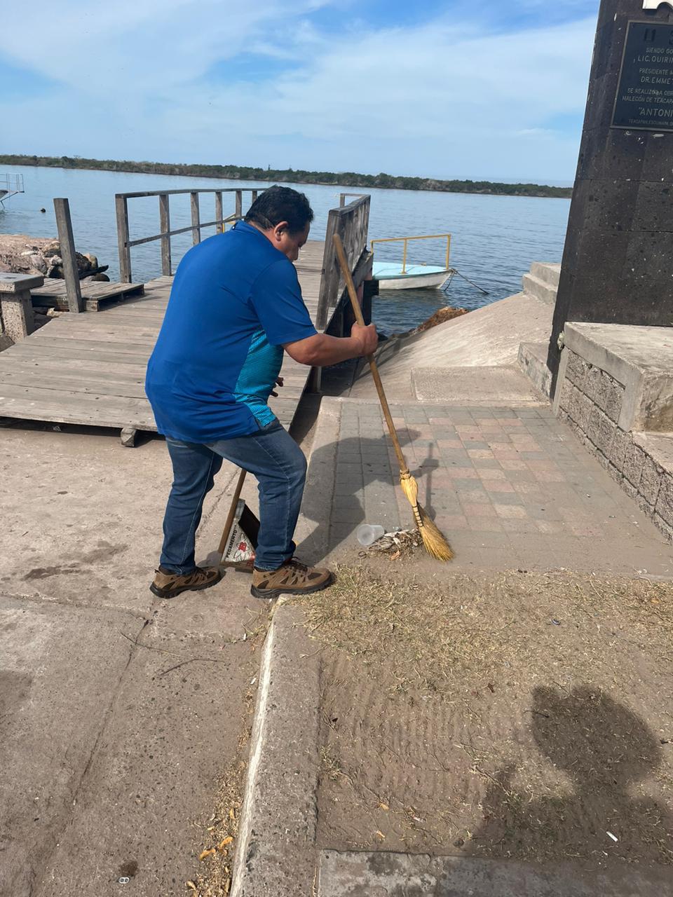 $!Realizan jornada de limpieza en malecón de Teacapán