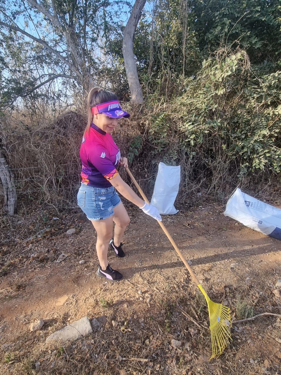 $!Fridas en Bici Sinaloa limpian carretera entre El Habal y Puerta de Canoas, en Mazatlán
