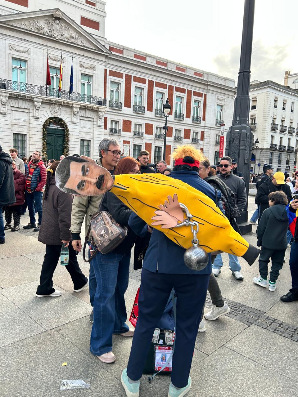 $!Festejan venezolanos en España caída de Maduro