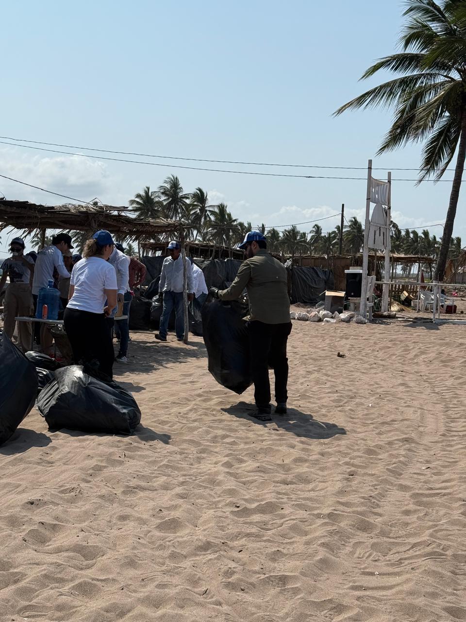 $!Limpian playa de Las Cabras en Escuinapa por el Día Mundial de los Océanos