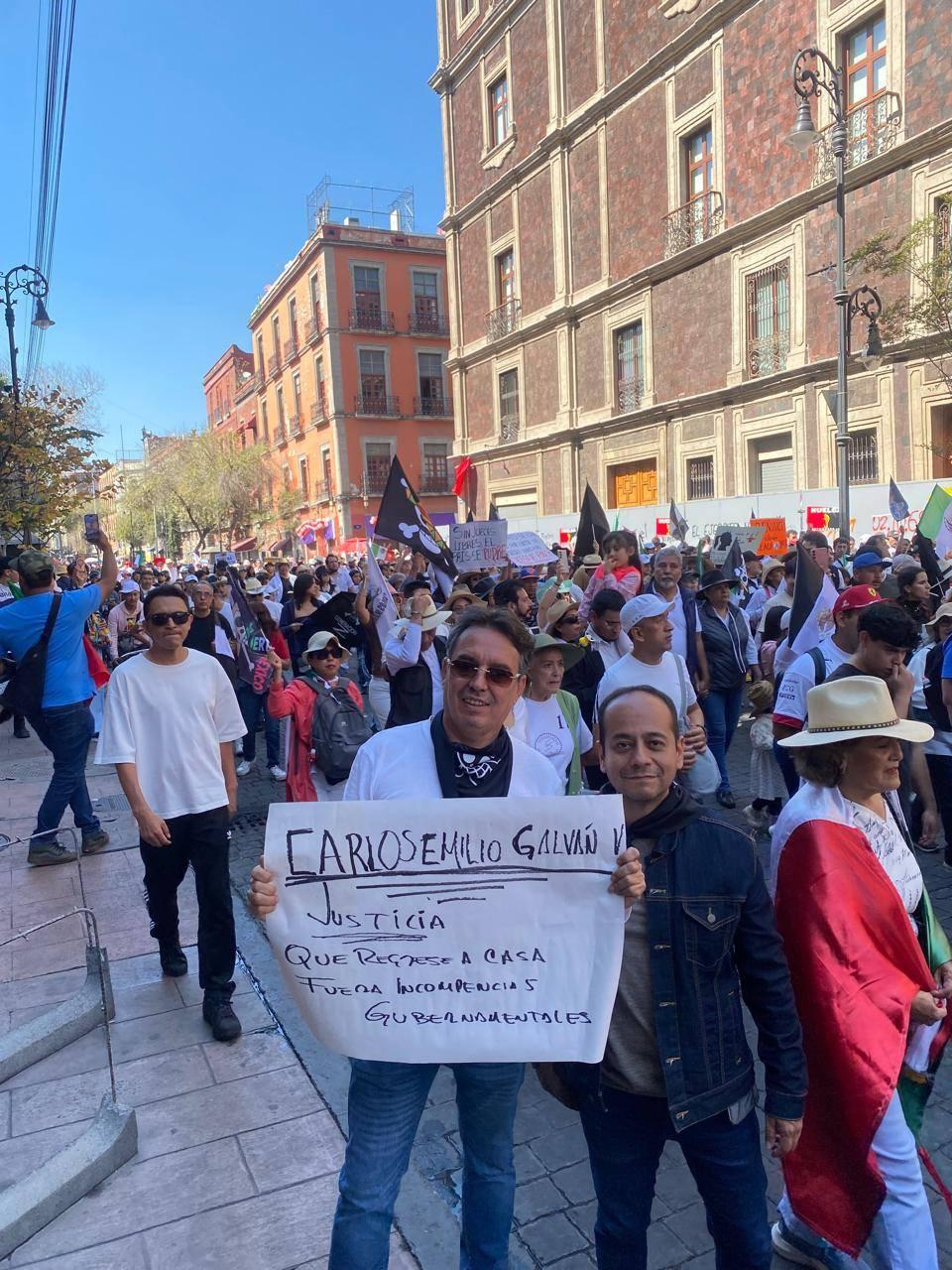 $!Familia de Carlos Emilio lleva su exigencia de justicia a marcha de la Generación Z en CDMX