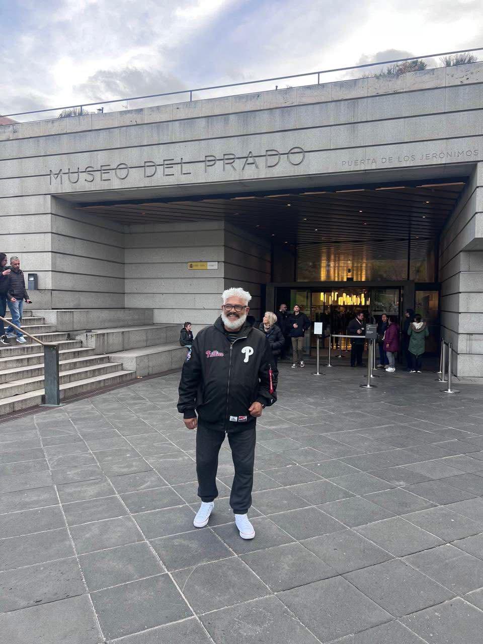 $!El líder de Su Majestad Mi Banda El Mexicano se toma una fotografía en el Museo del Prado en Madrid, España.