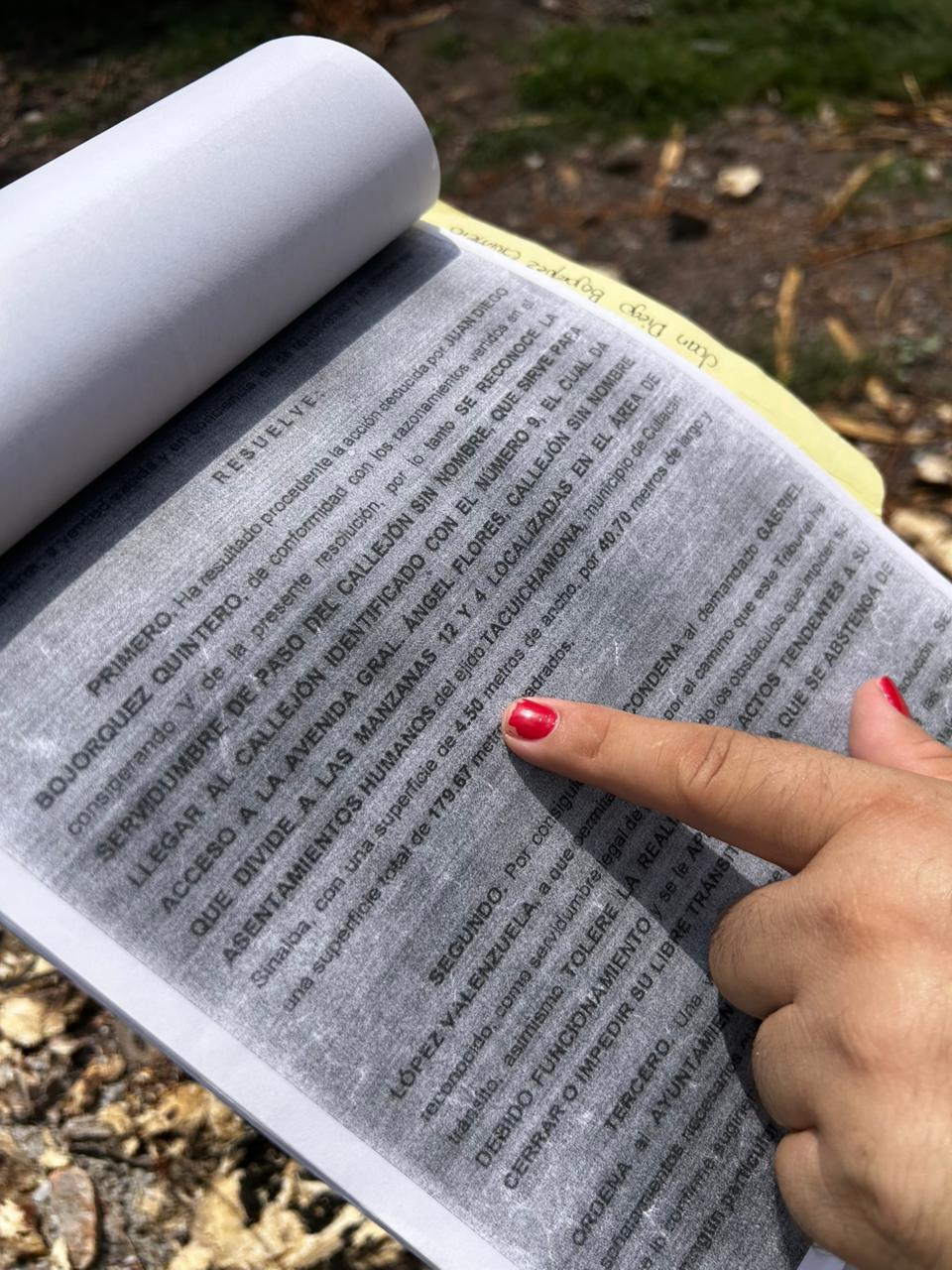 $!Diez años detrás de una barda: sin agua ni luz por un callejón cerrado en Tacuichamona