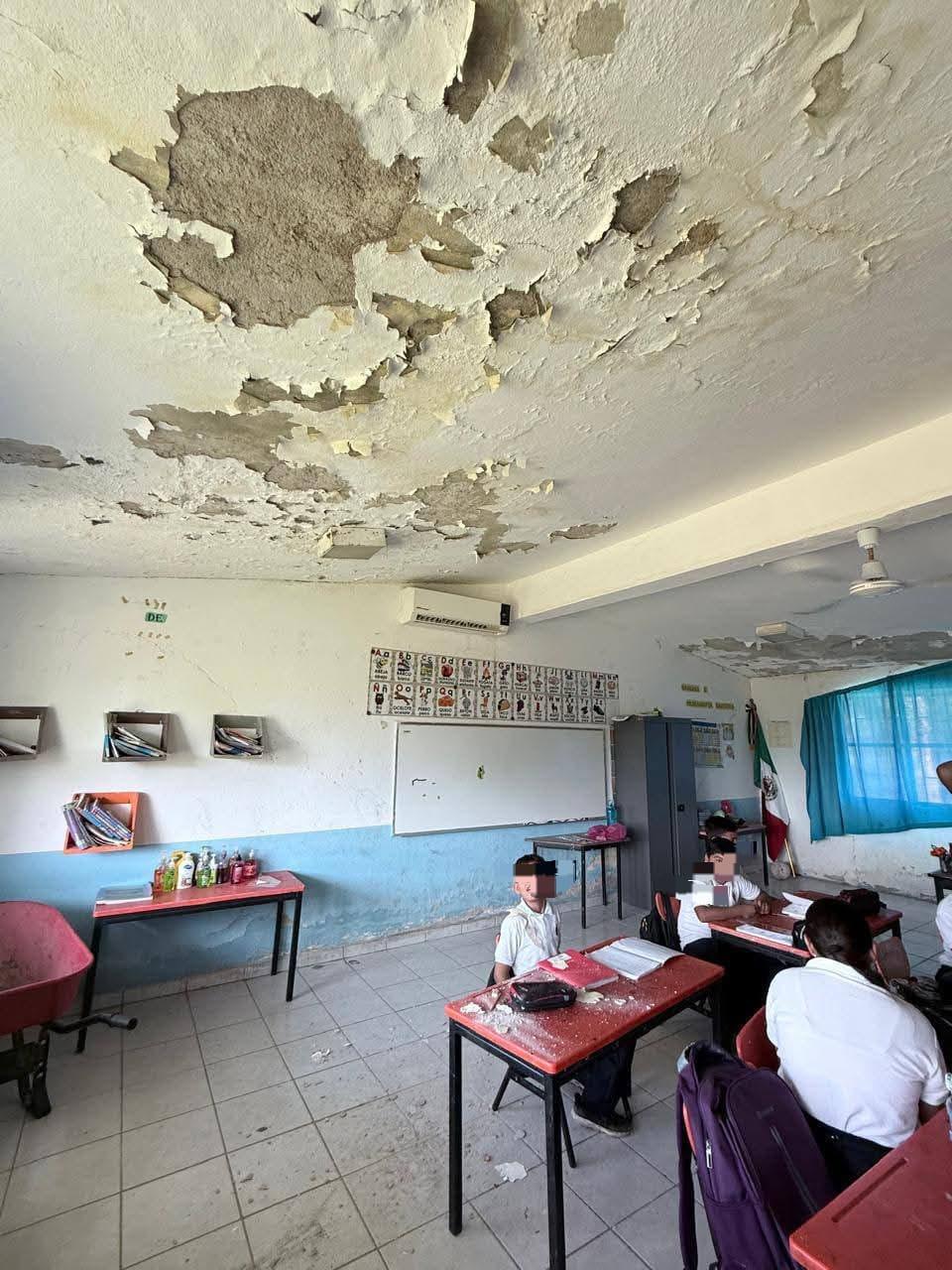 $!Denuncian deterioro en primaria de Rosario, donde se registró el desprendimiento de parte del techo en un salón