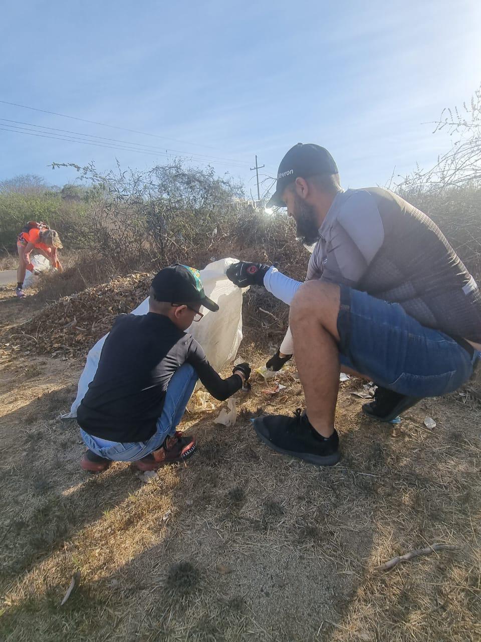 $!Fridas en Bici Sinaloa limpian carretera entre El Habal y Puerta de Canoas, en Mazatlán