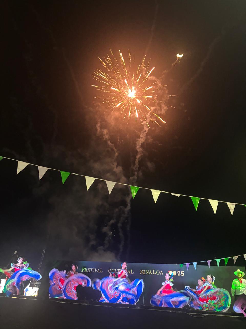 $!En la plazuela se vivió una explosión de color y tradición con la participación del Ballet Folklórico de Villa Unión.