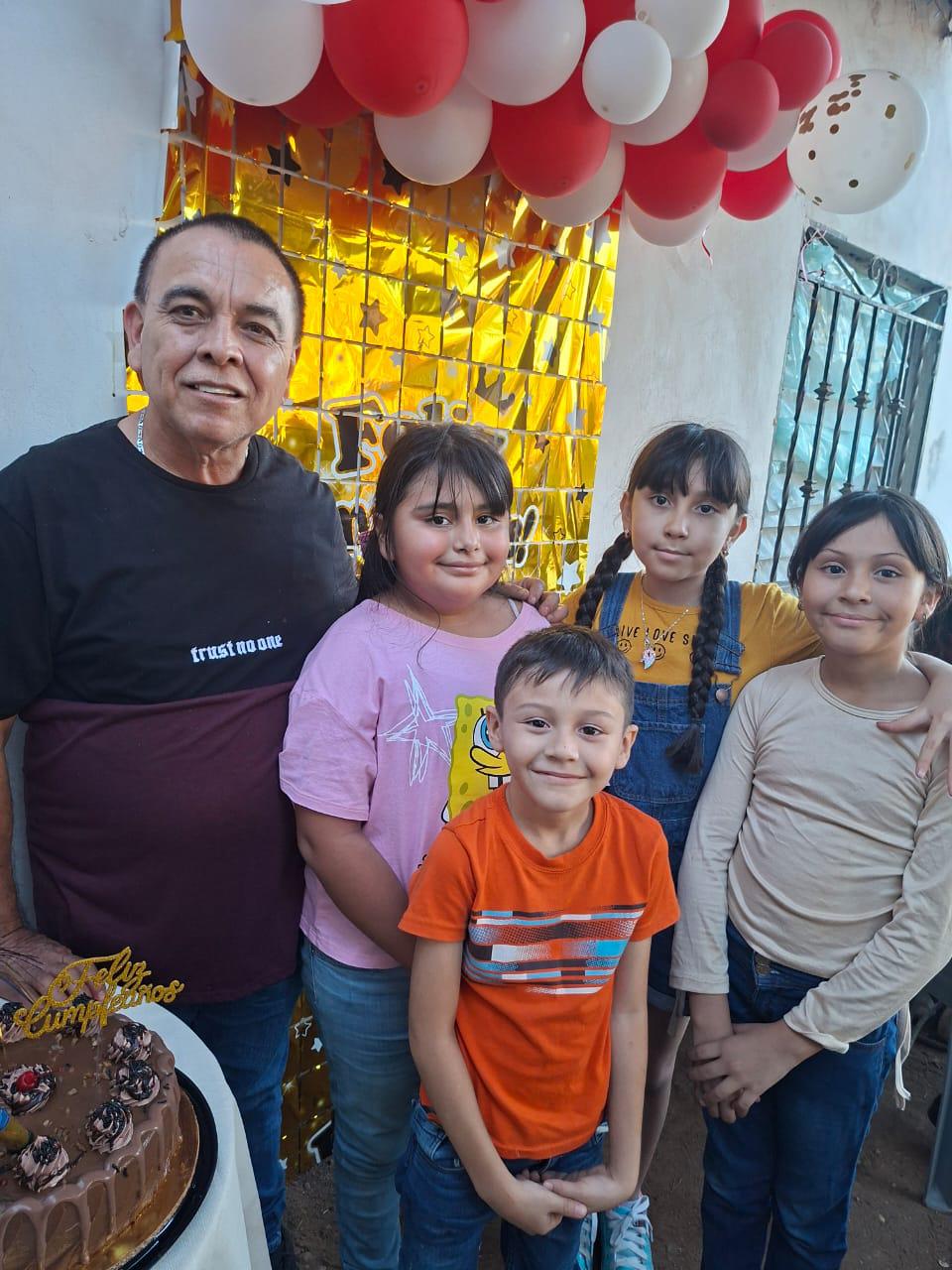 $!El festejado con Paula Fernanda Chagoya, Alexa Sofía Martínez Aguilar, Ariana Dayraliz y Martín Alexander Huerta Alvarado