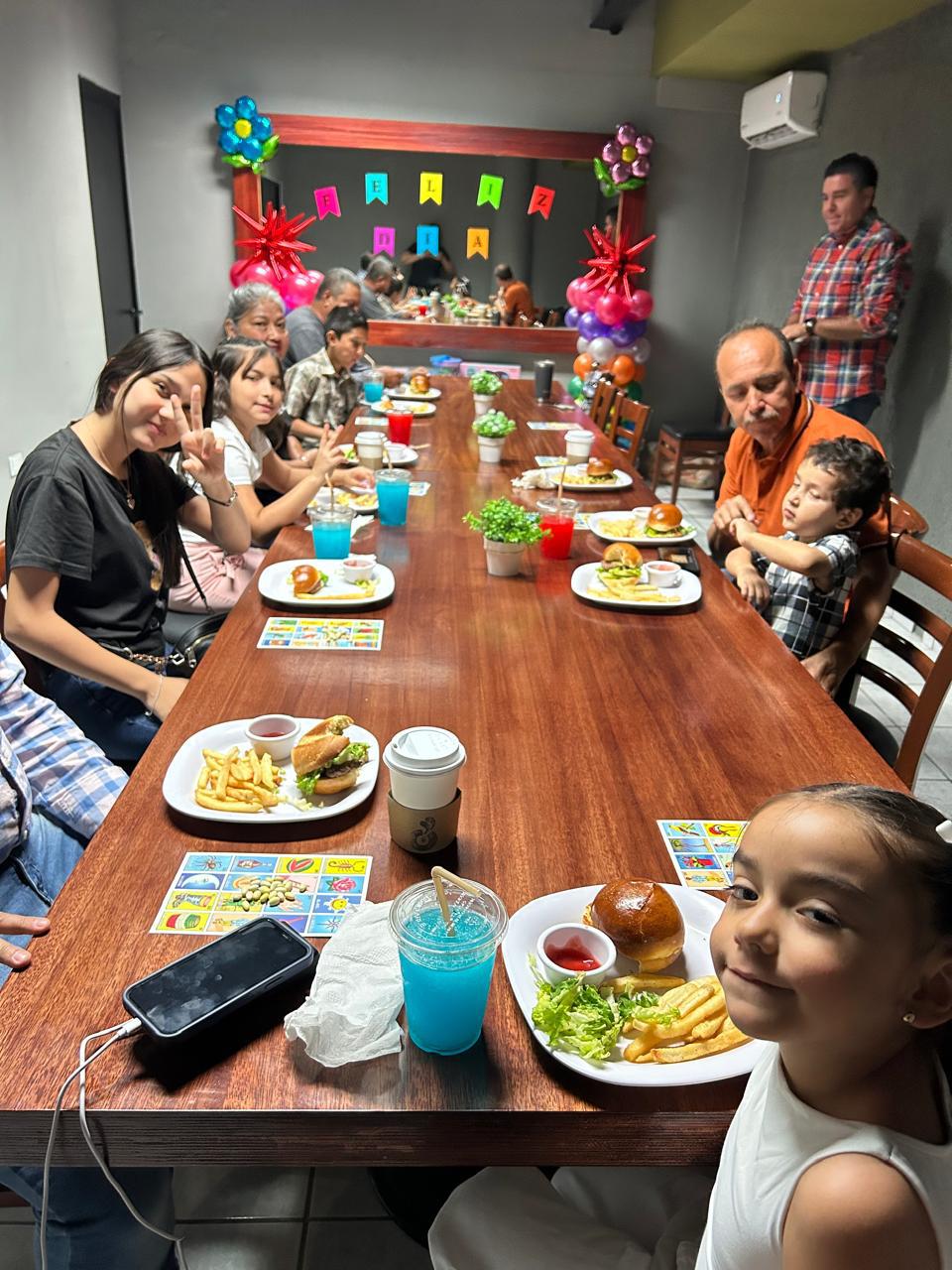 $!De un rico desayuno en Yameto Café disfrutaron los festejados.