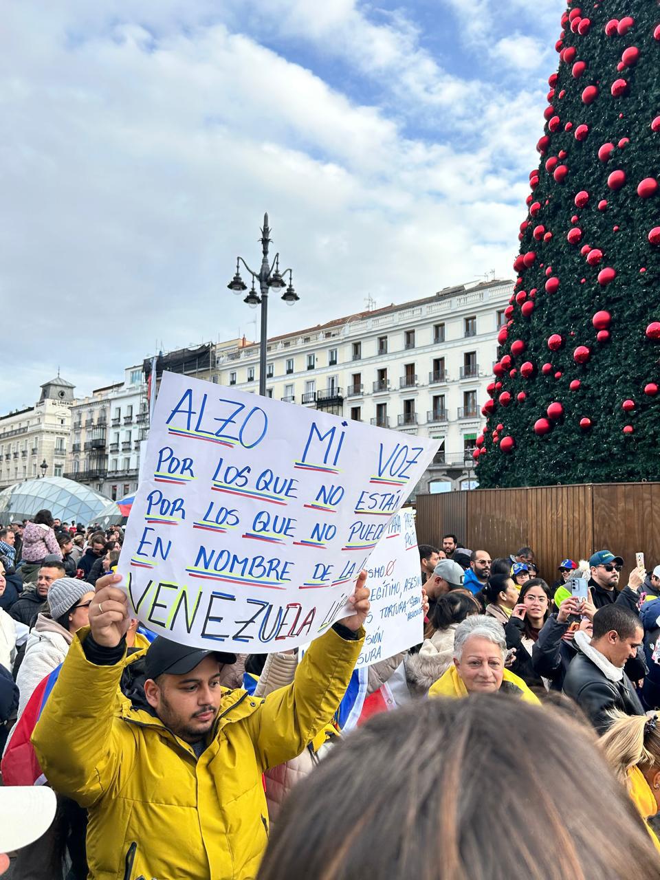 $!Festejan venezolanos en España caída de Maduro